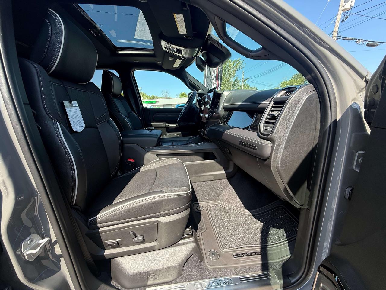 2027 RAM 3500 Limited 4x4 Crew Cab Photo