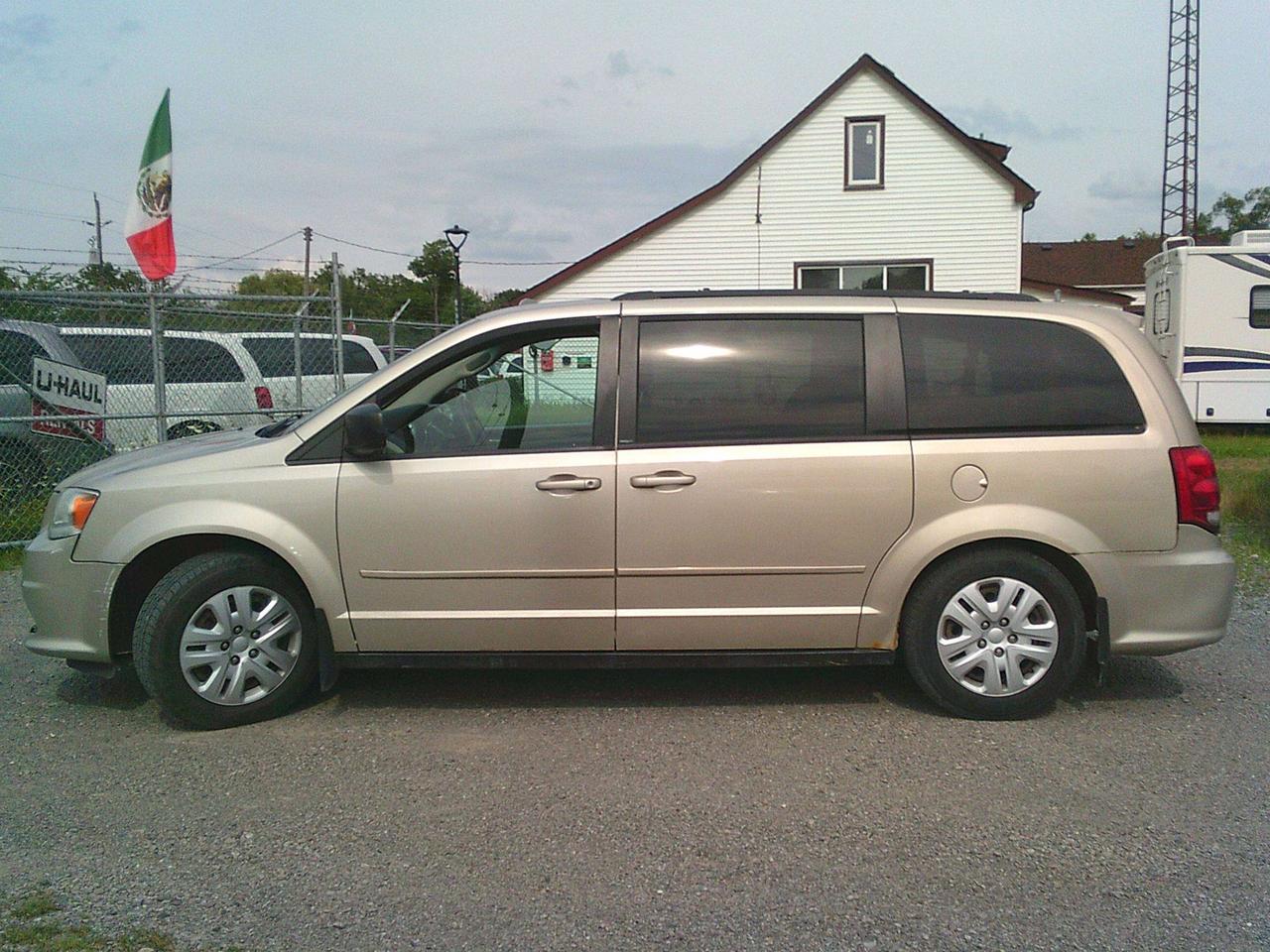 2014 Dodge Grand Caravan SXT STOW N GO! + TOW HITCH Photo0