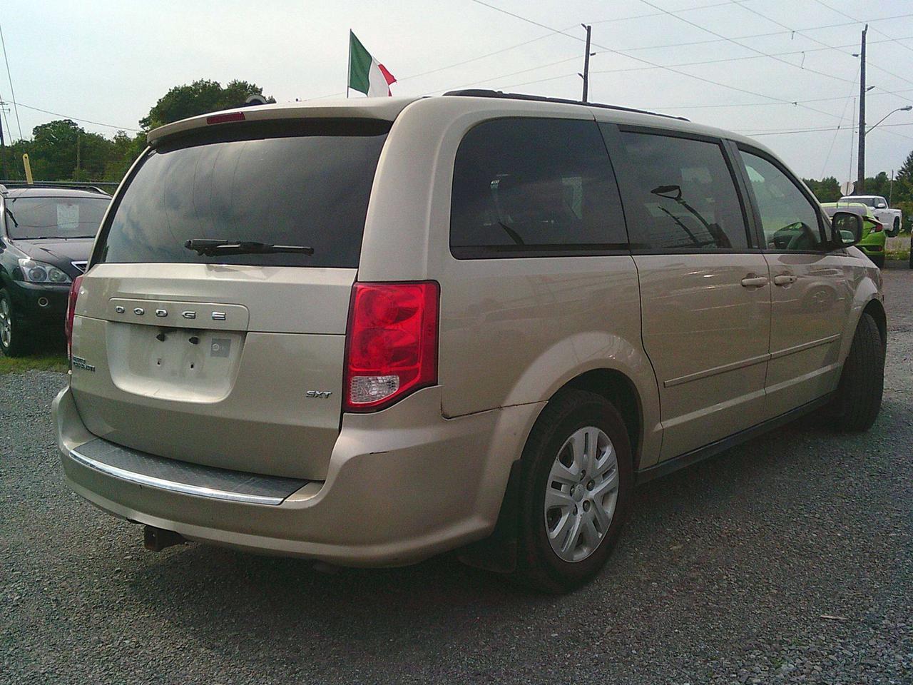 2014 Dodge Grand Caravan SXT STOW N GO! + TOW HITCH Photo