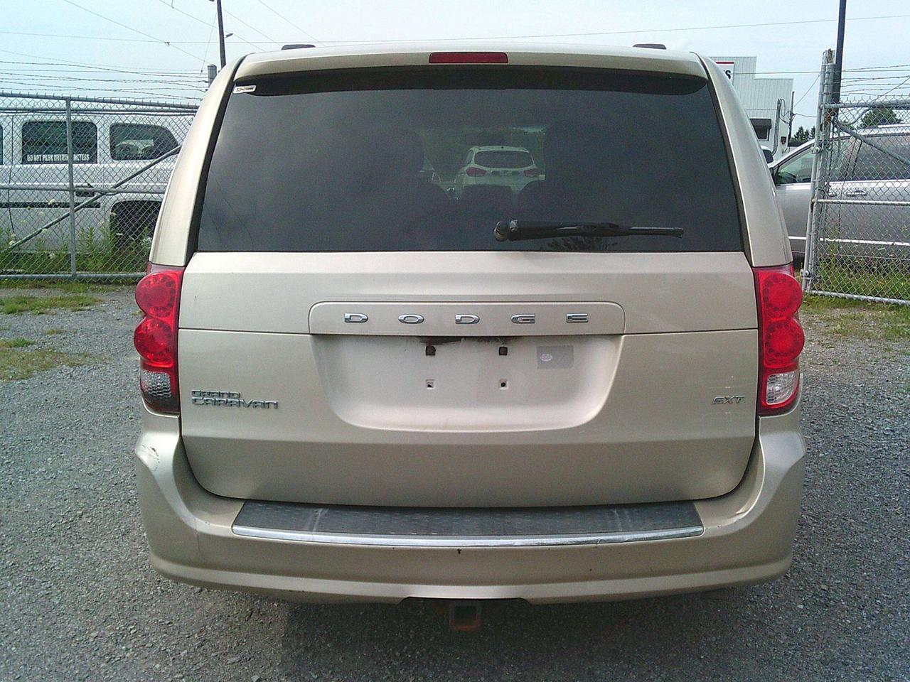 2014 Dodge Grand Caravan SXT STOW N GO! + TOW HITCH Photo