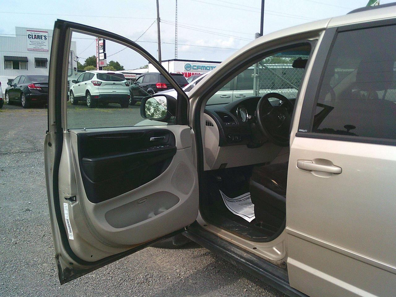2014 Dodge Grand Caravan SXT STOW N GO! + TOW HITCH Photo