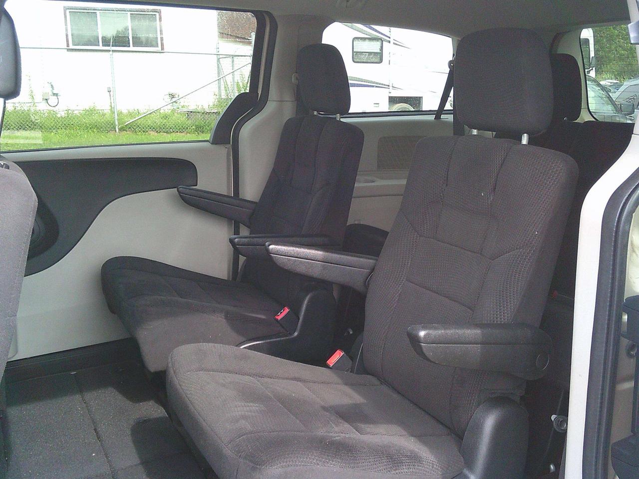 2014 Dodge Grand Caravan SXT STOW N GO! + TOW HITCH Photo
