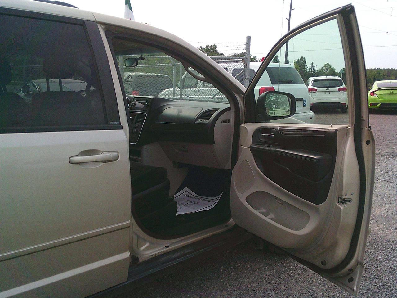 2014 Dodge Grand Caravan SXT STOW N GO! + TOW HITCH Photo