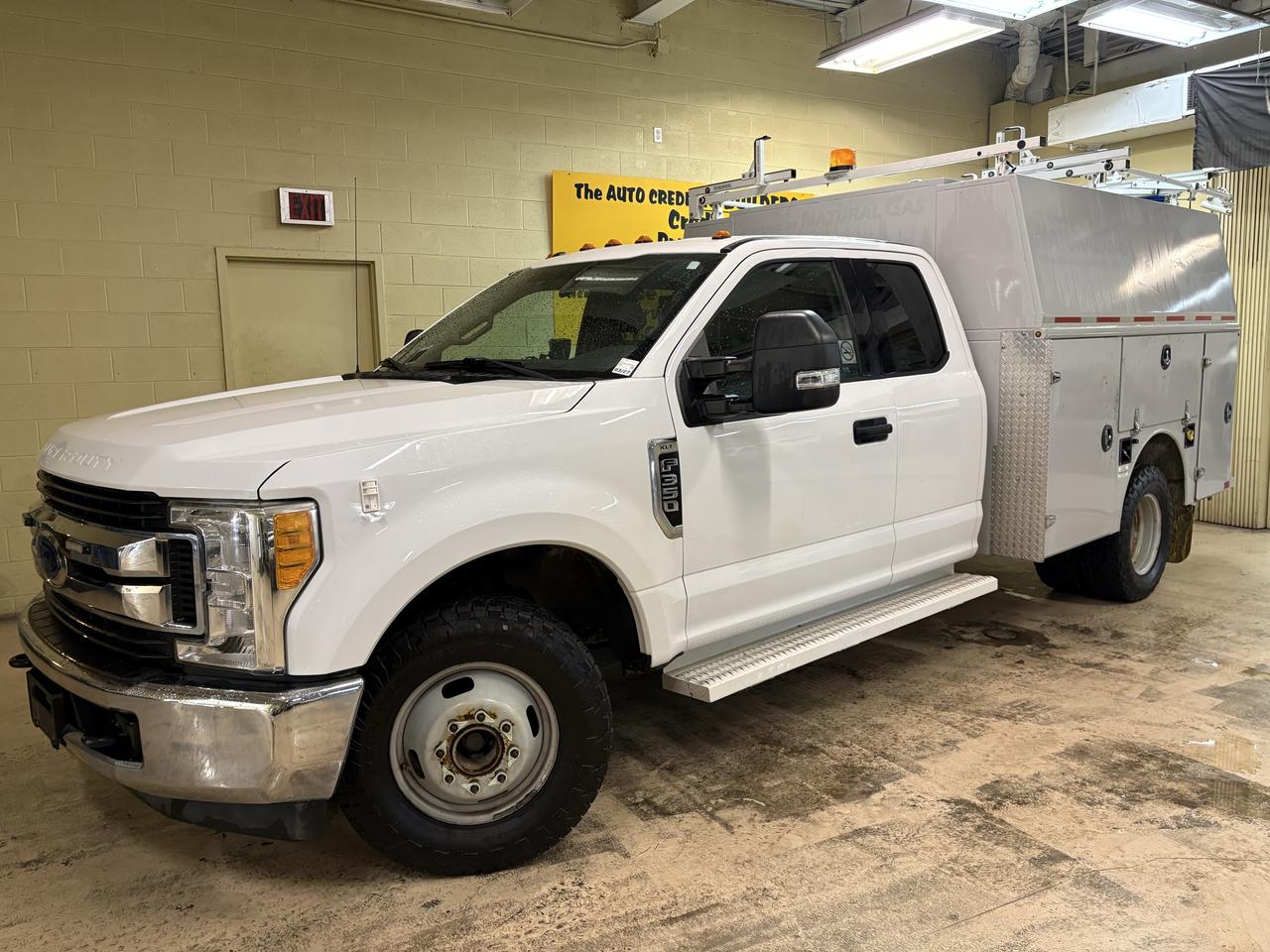 2017 Ford SUPER DUTY F-350 DRW XLT Photo