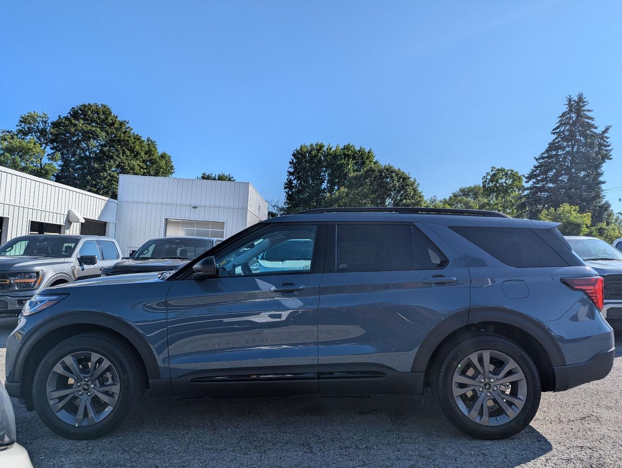 2026 Ford Explorer Active 4WD Photo2