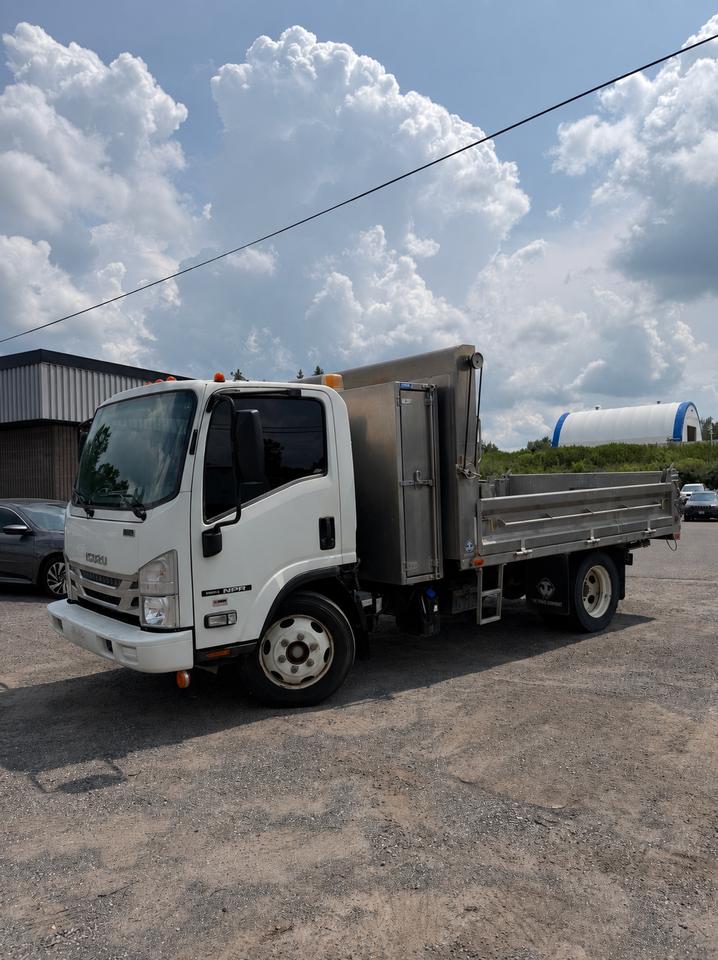 <p>2019 ISUZU NRR DIESEL DUMP TRUCK WHITE - HYDRAULIC DUMP BODY, COMMERCIAL READY & BUILT TO WORK!</p><p>VERY CLEAN - STRONG ISUZU NRR DUMP TRUCK WITH THE DURABILITY AND PRACTICALITY YOU WANT IN A COMMERCIAL WORK TRUCK!</p><p>DIESEL ENGINE + HYDRAULIC DUMP BODY - BUILT FOR WORK, HAULING, DELIVERIES, LANDSCAPING, CONTRACTING OR DAILY COMMERCIAL DUTY!</p><p>PRACTICAL CAB-OVER DESIGN GIVES YOU GREAT VISIBILITY, EASY MANEUVERABILITY AND THE WORK TRUCK CAPABILITY YOU NEED ON THE JOB!</p><p>DUMP BODY SETUP MAKES IT A GREAT CHOICE FOR LANDSCAPING, CONSTRUCTION, PROPERTY MAINTENANCE, MATERIAL HAULING OR BUSINESS USE!</p><p>PERFECT FOR BUSINESS OWNERS, FLEET USE, CONTRACTORS OR ANYONE LOOKING FOR A CLEAN, PRACTICAL & WORK-READY DIESEL DUMP TRUCK!</p><p>EASY FINANCING AVAILABLE!</p><p>ADVERTISED PRICE IS OUR FINANCE PRICE.</p><p>DRIVETOWNOTTAWA.COM - COME VISIT US / VENEZ NOUS VISITER!</p><p>TAXES AND LICENSING EXTRA. SEE DRIVETOWNOTTAWA.COM FOR CASH PRICE. FINANCING CHARGES APPLY, INCLUDING BANK FEES, PPSA AND INTEREST. QUEBEC SAFETY FEE APPLICABLE.</p>