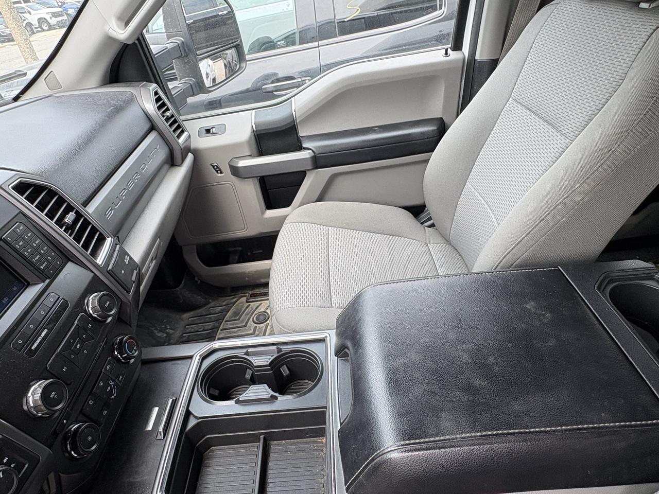 2017 Ford SUPER DUTY F-350 DRW XLT Photo