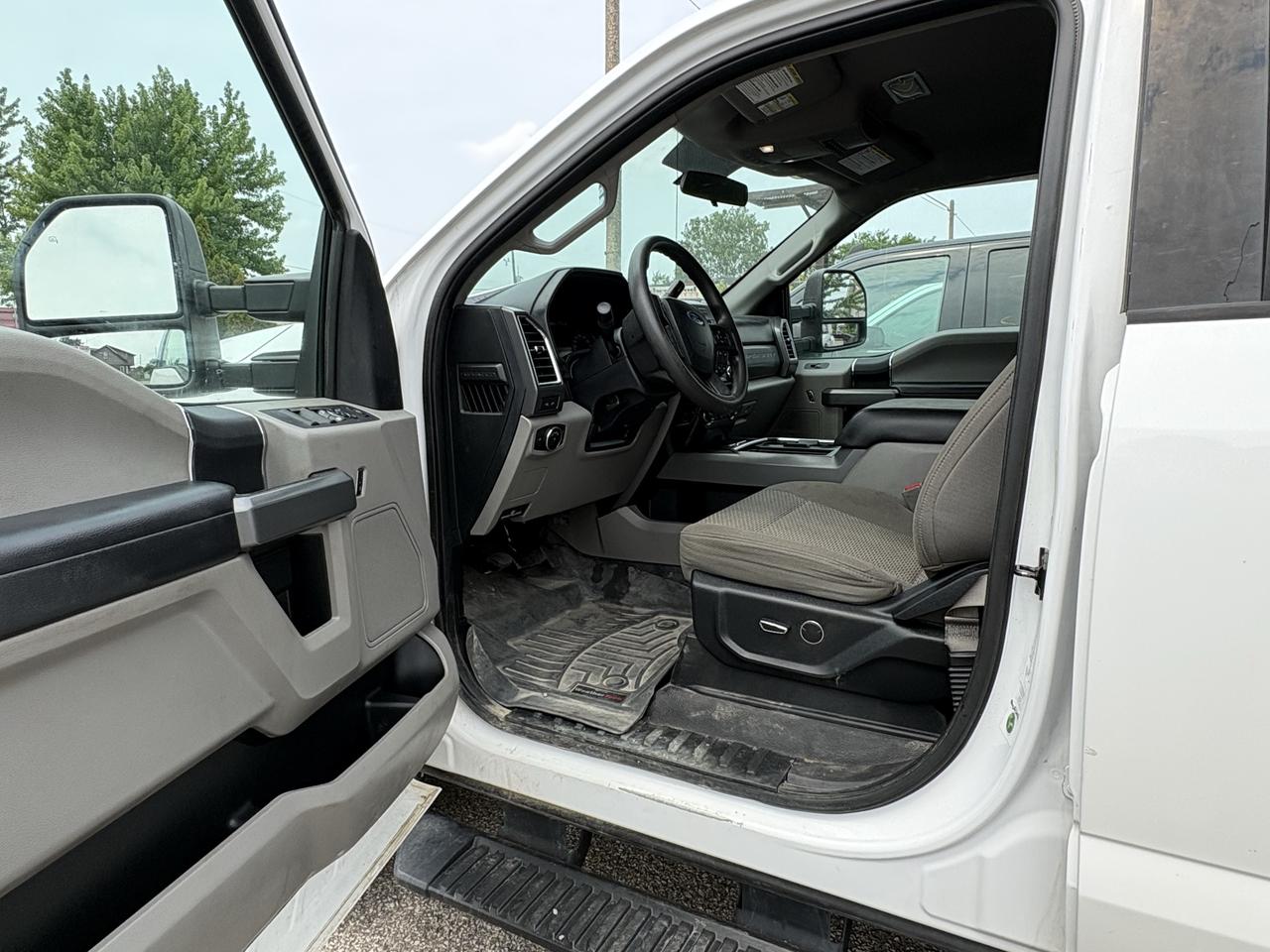 2017 Ford SUPER DUTY F-350 DRW XLT Photo