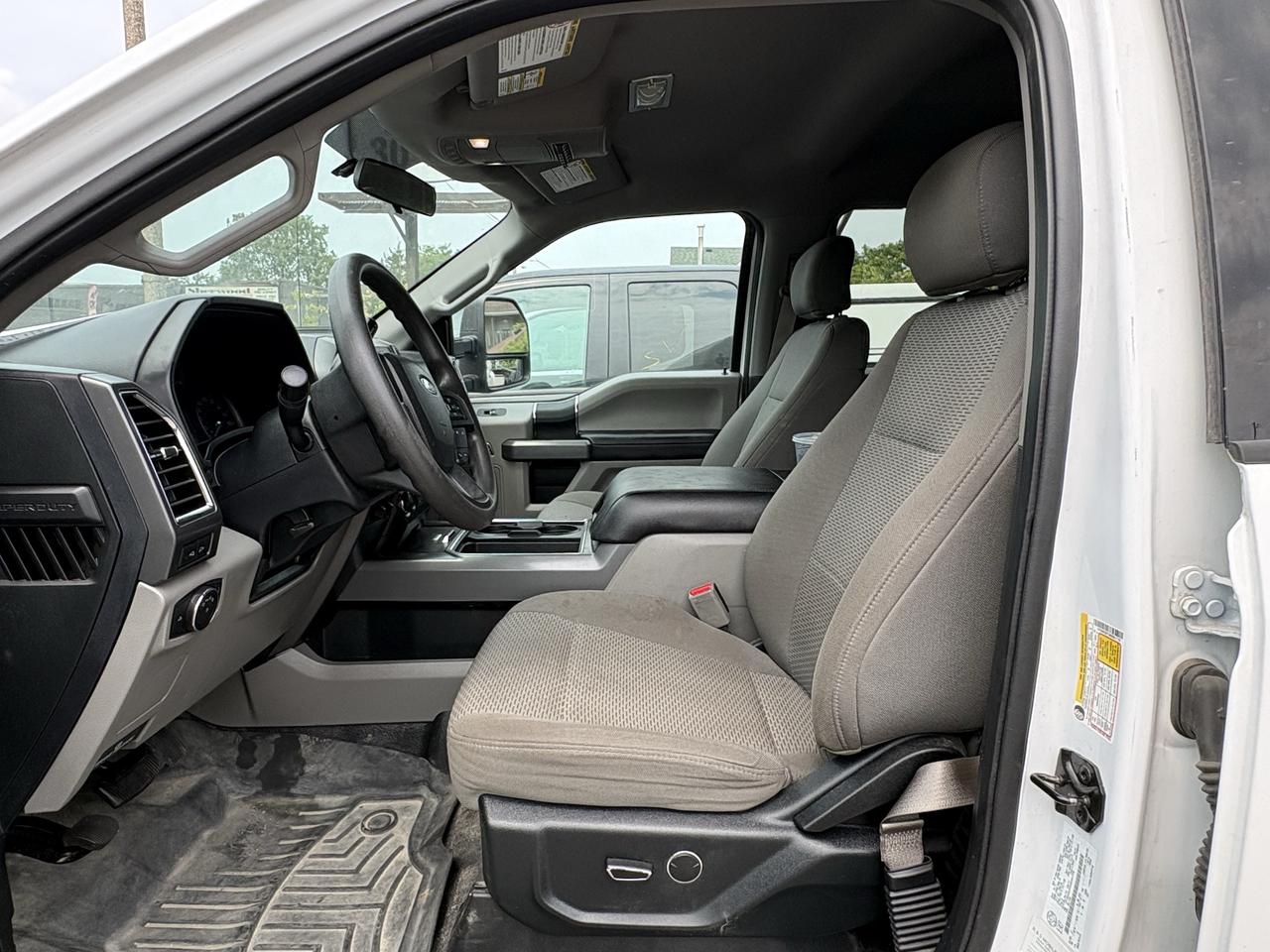 2017 Ford SUPER DUTY F-350 DRW XLT Photo