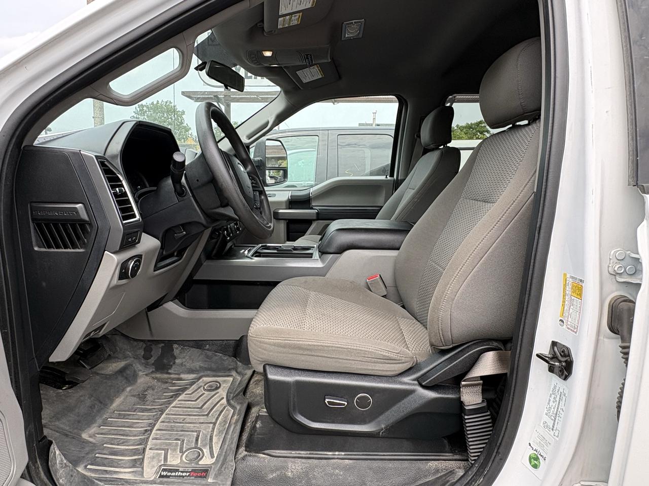 2017 Ford SUPER DUTY F-350 DRW XLT Photo