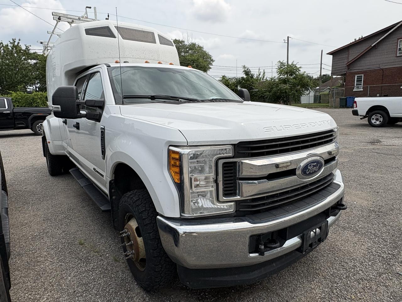 2017 Ford SUPER DUTY F-350 DRW XLT Photo