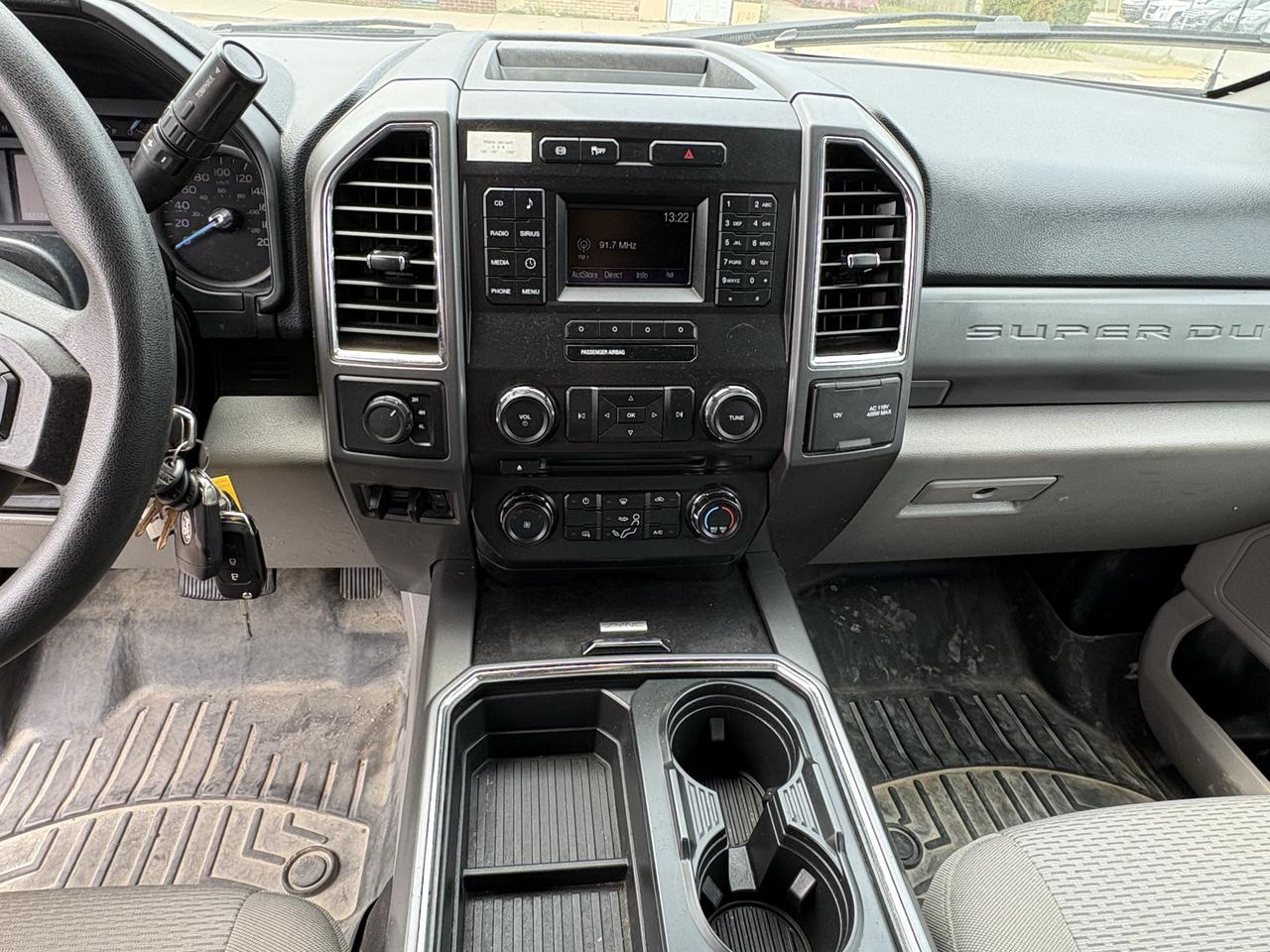 2017 Ford SUPER DUTY F-350 DRW XLT Photo