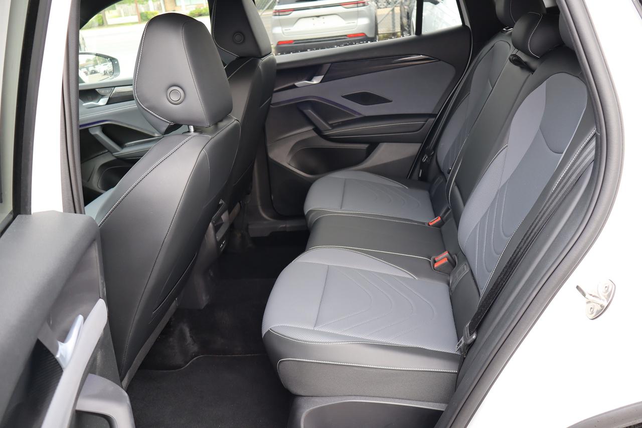 2026 Volkswagen Tiguan Comfortline R-Line Black Edition Photo