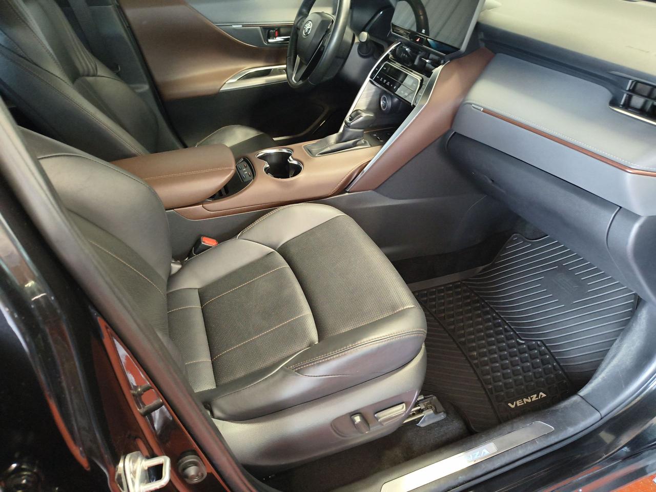 2023 Toyota Venza LIMITED Photo
