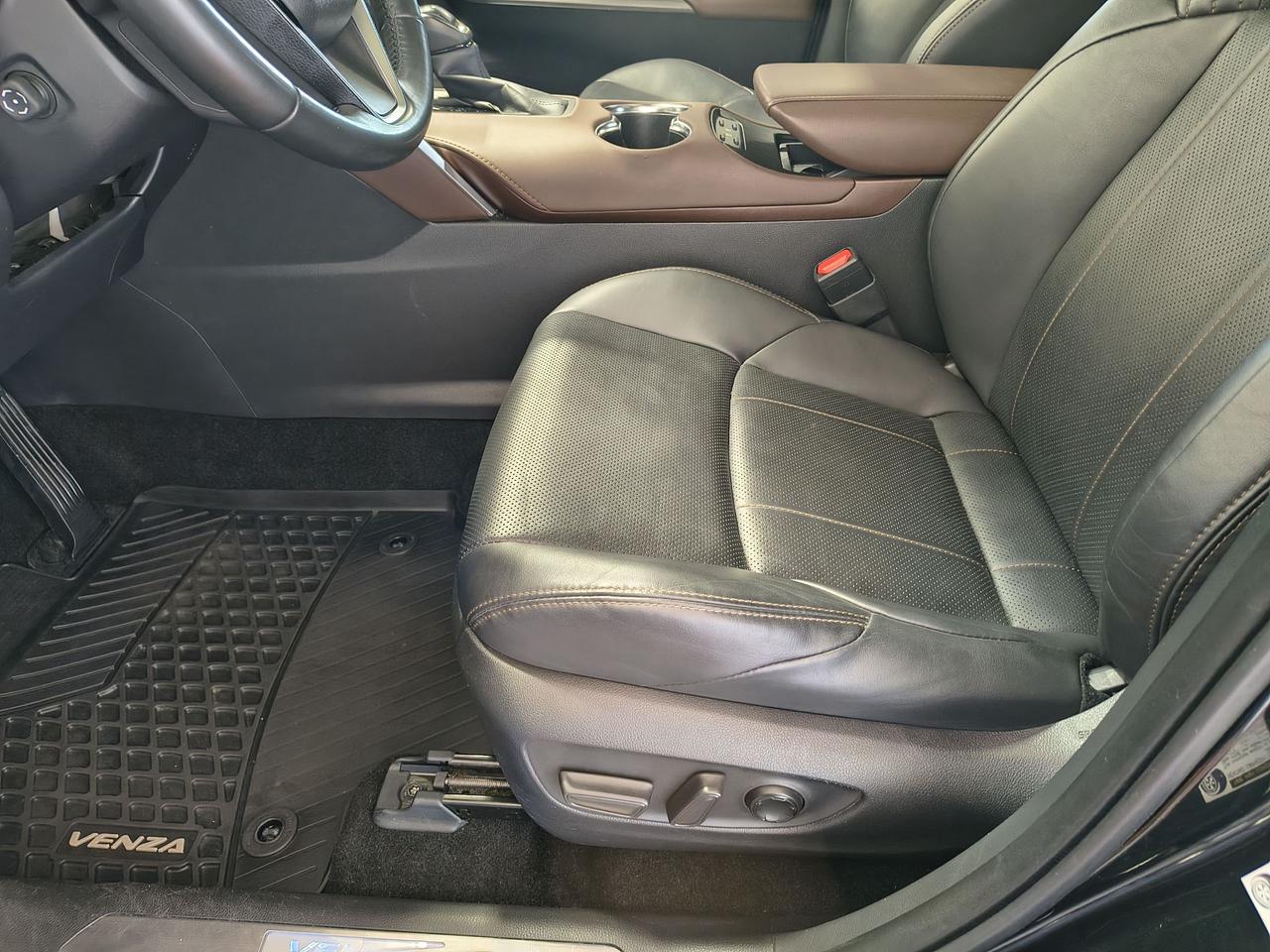 2023 Toyota Venza LIMITED Photo