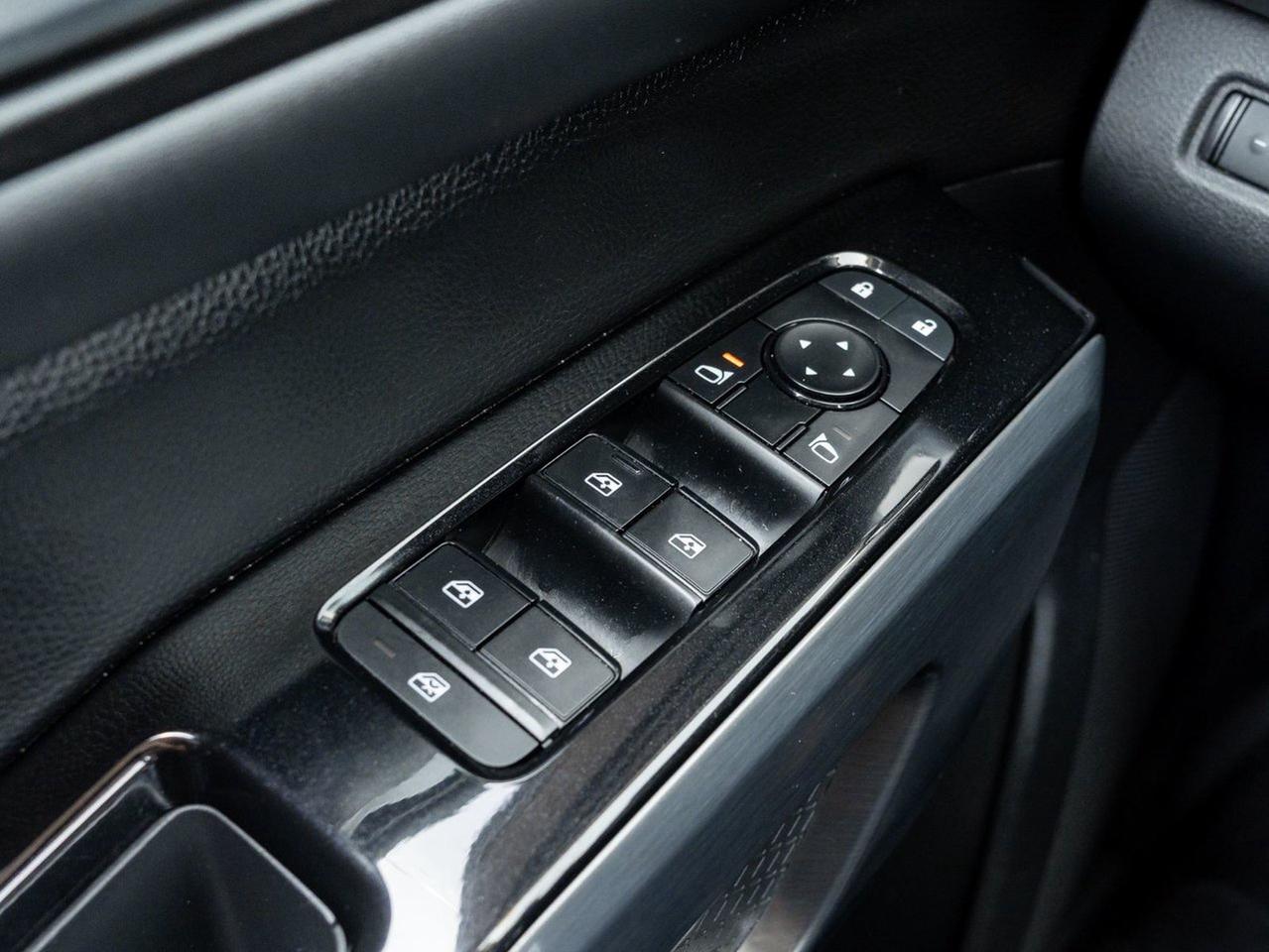 2022 Nissan Pathfinder SL Photo