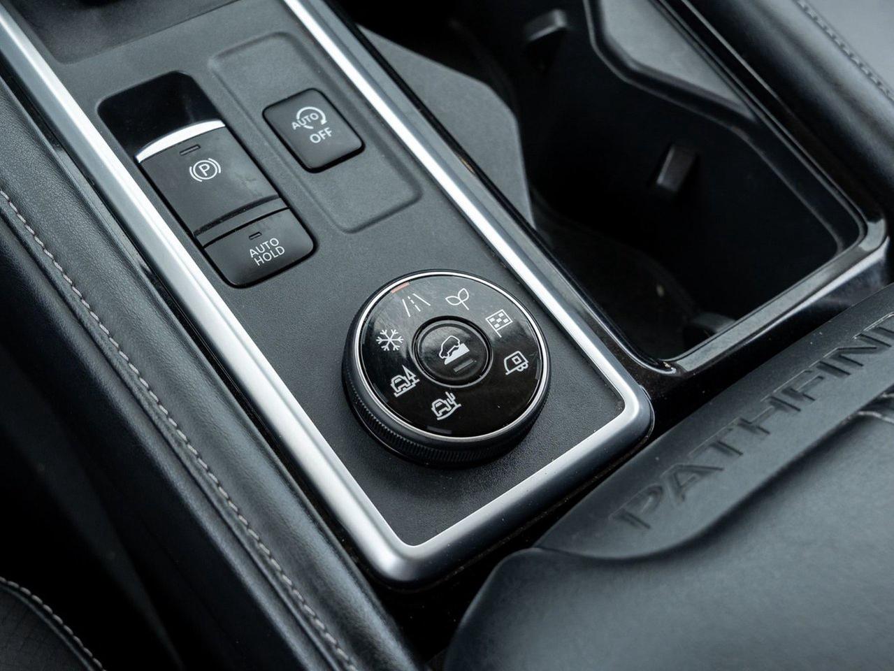 2022 Nissan Pathfinder SL Photo