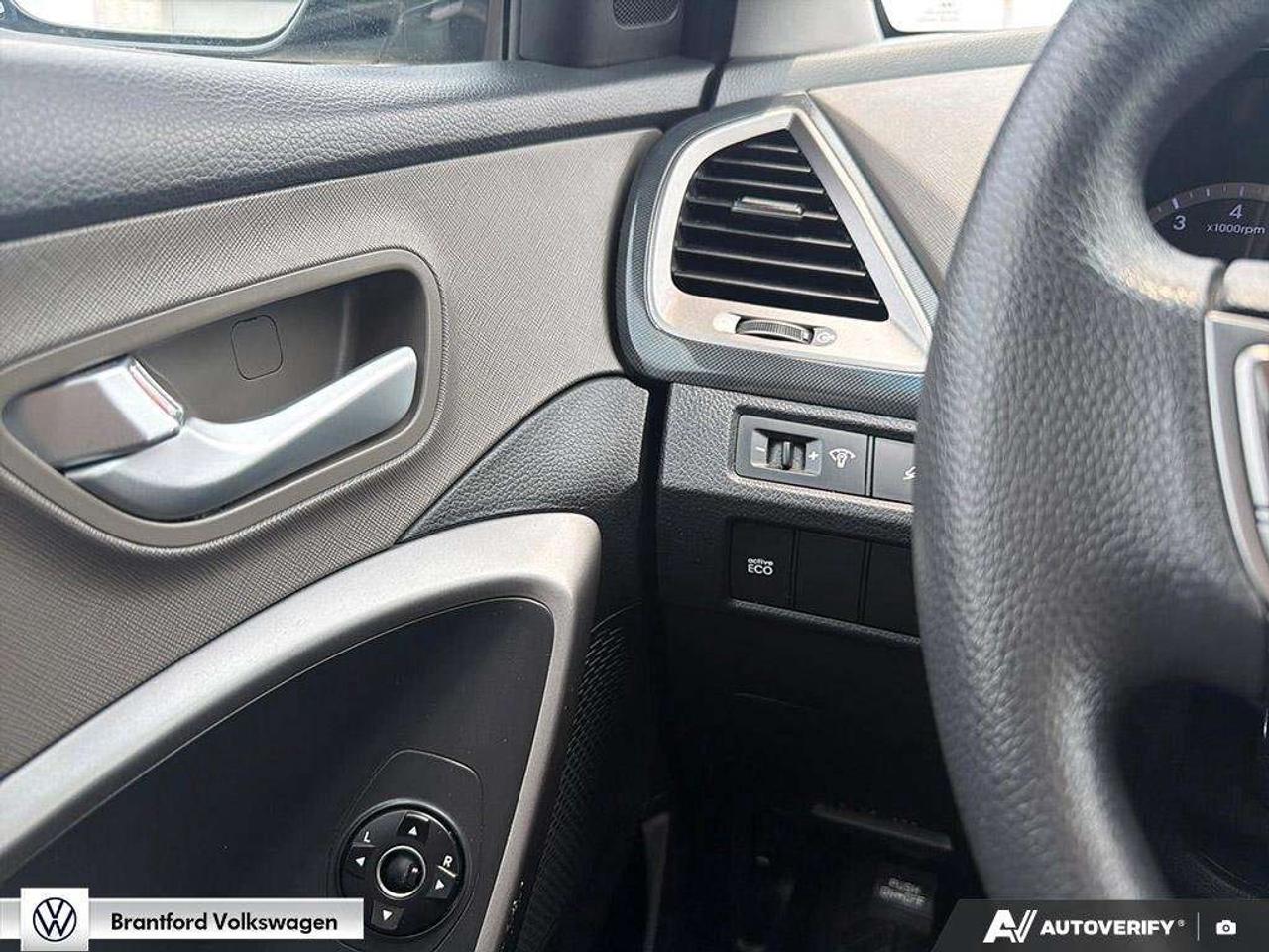 2016 Hyundai Santa Fe FWD 2.4L Photo