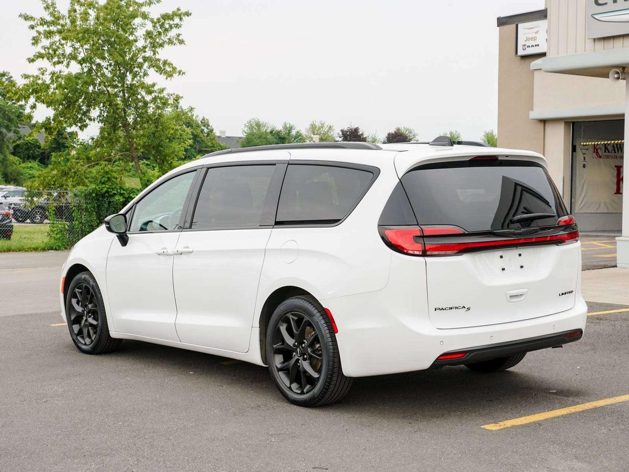 2024 Chrysler Pacifica Limited Photo3