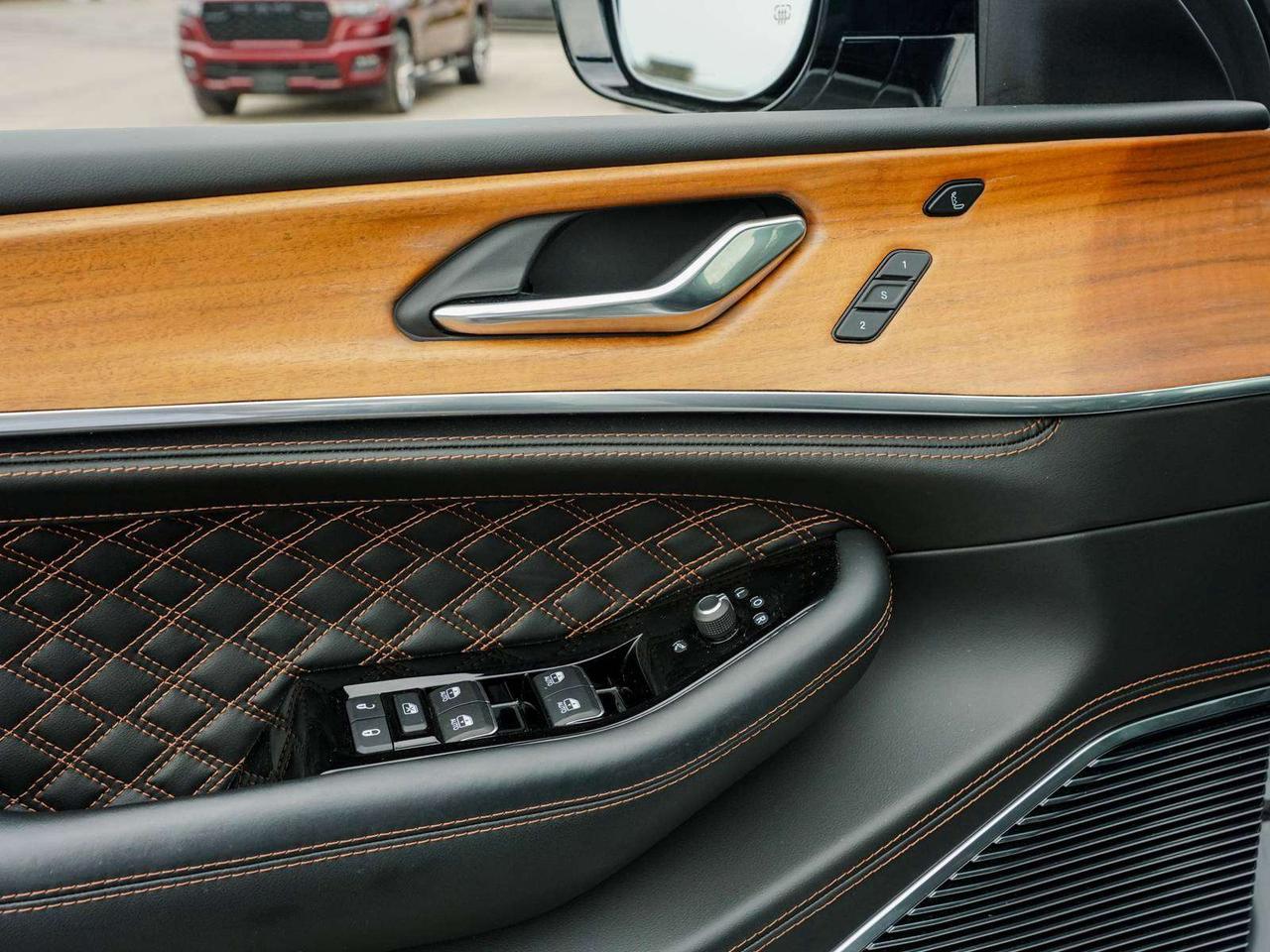 2025 Jeep Grand Cherokee Summit Photo