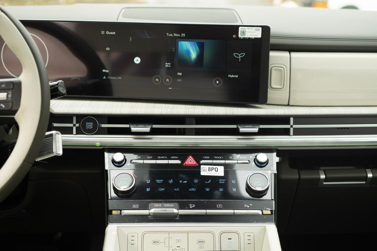 2026 Hyundai Santa Fe Hybrid Ultimate Calligraphy AWD Photo