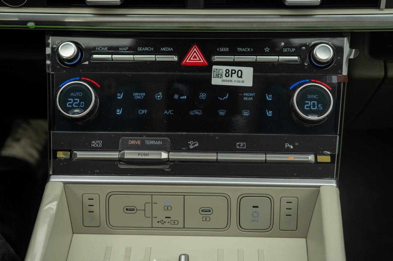 2026 Hyundai Santa Fe Hybrid Ultimate Calligraphy AWD Photo