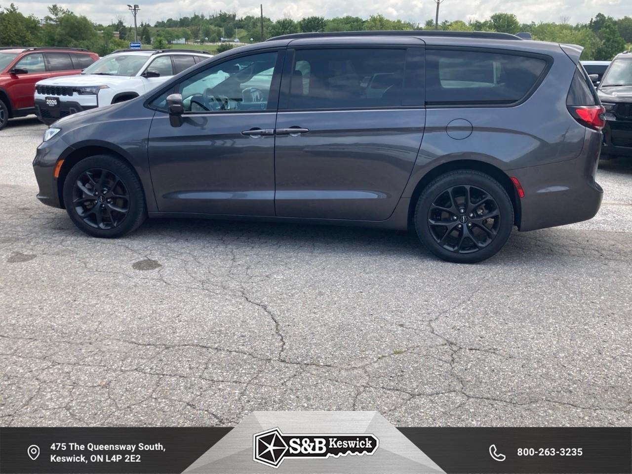 2022 Chrysler Pacifica Limited All-Wheel Drive Passenger Van Photo5