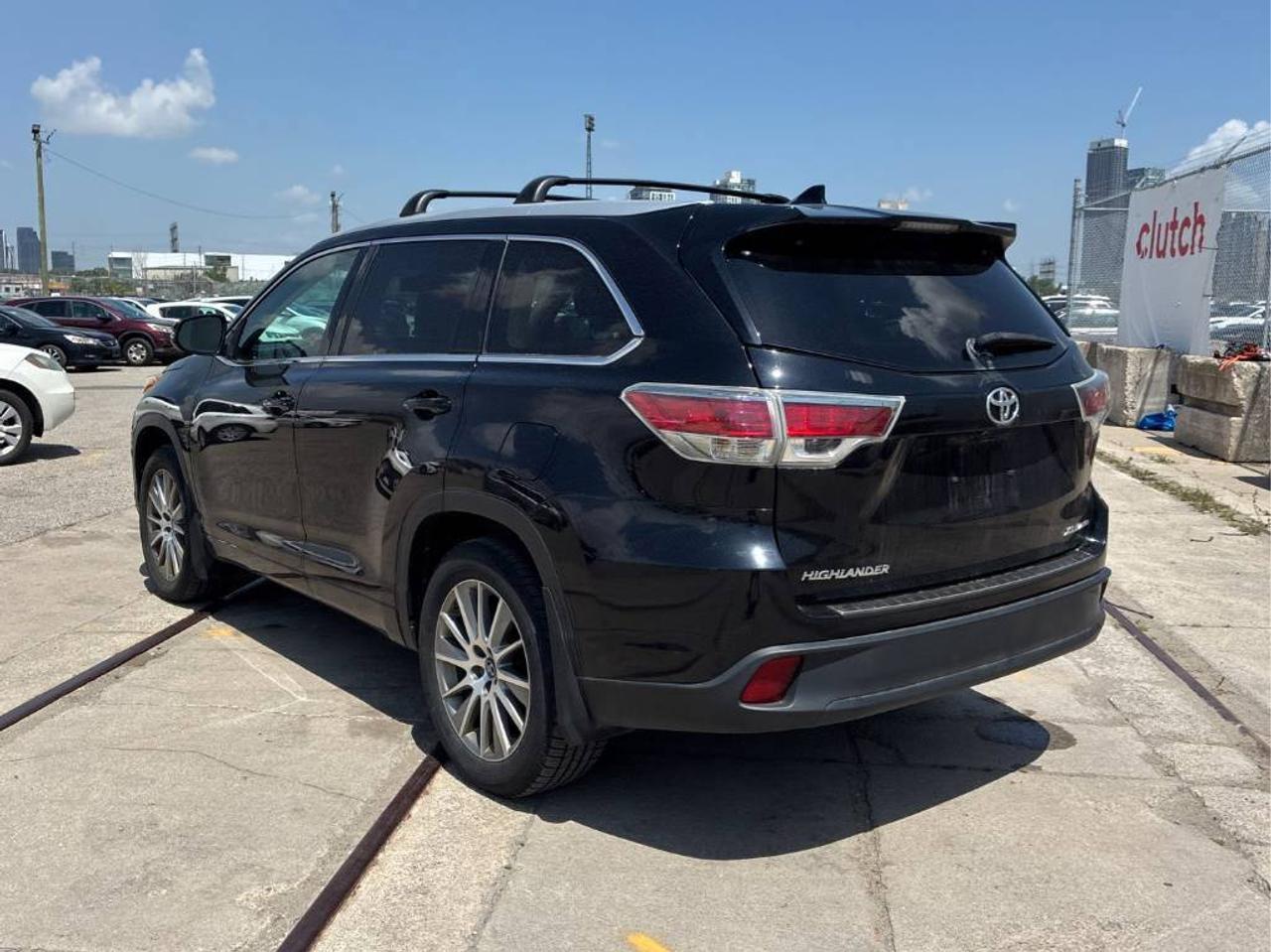 2016 Toyota Highlander XLE AWD V6 - LTHR! NAV! BACK-UP CAM! SUNROOF! 8 PA Photo