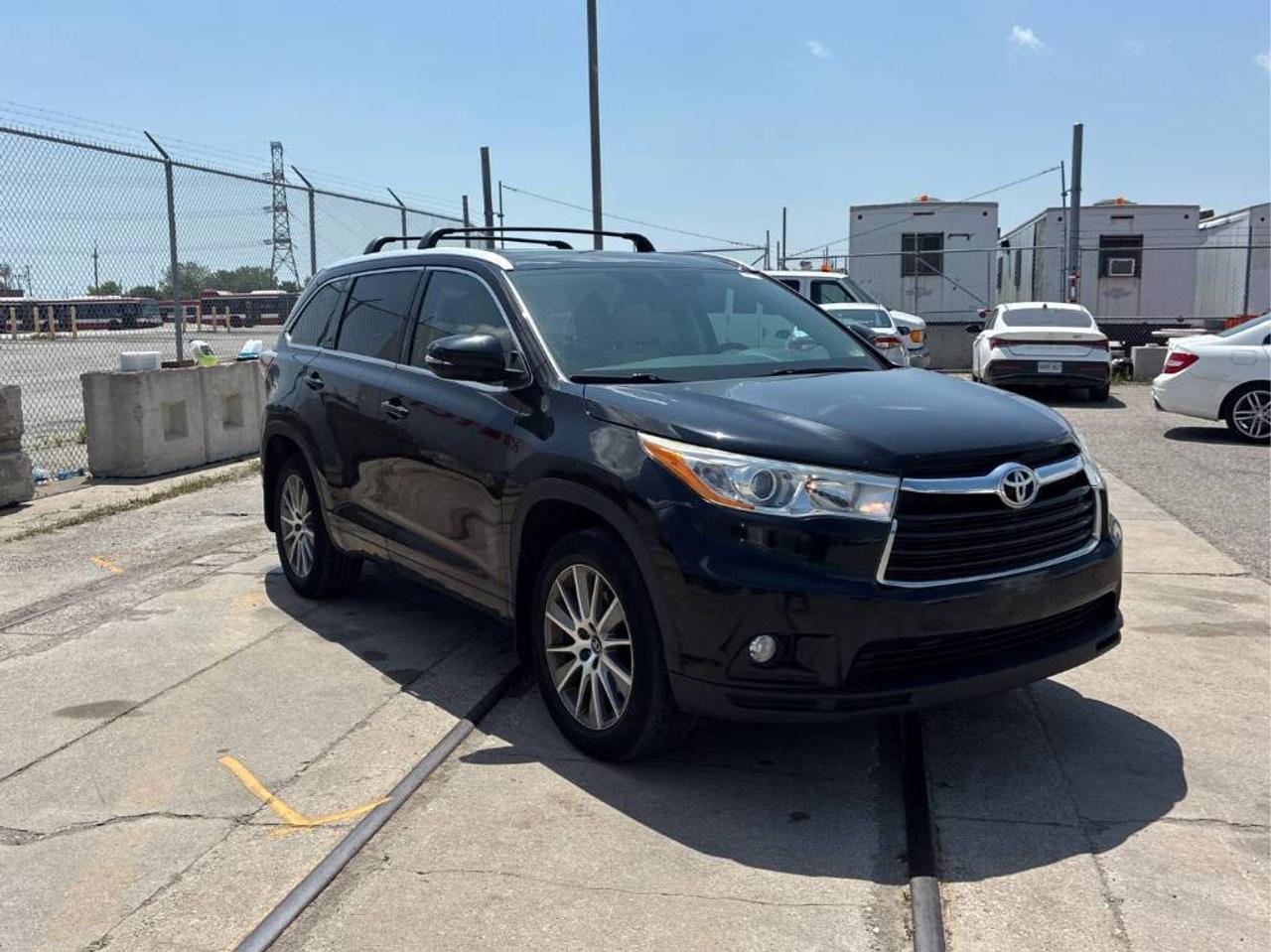 2016 Toyota Highlander XLE AWD V6 - LTHR! NAV! BACK-UP CAM! SUNROOF! 8 PA Photo0