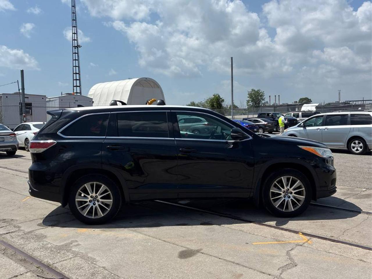 2016 Toyota Highlander XLE AWD V6 - LTHR! NAV! BACK-UP CAM! SUNROOF! 8 PA Photo