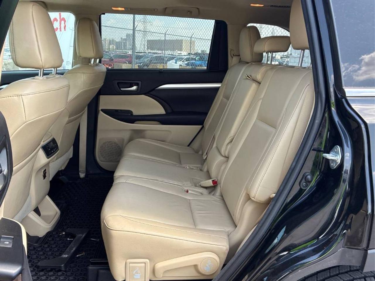 2016 Toyota Highlander XLE AWD V6 - LTHR! NAV! BACK-UP CAM! SUNROOF! 8 PA Photo