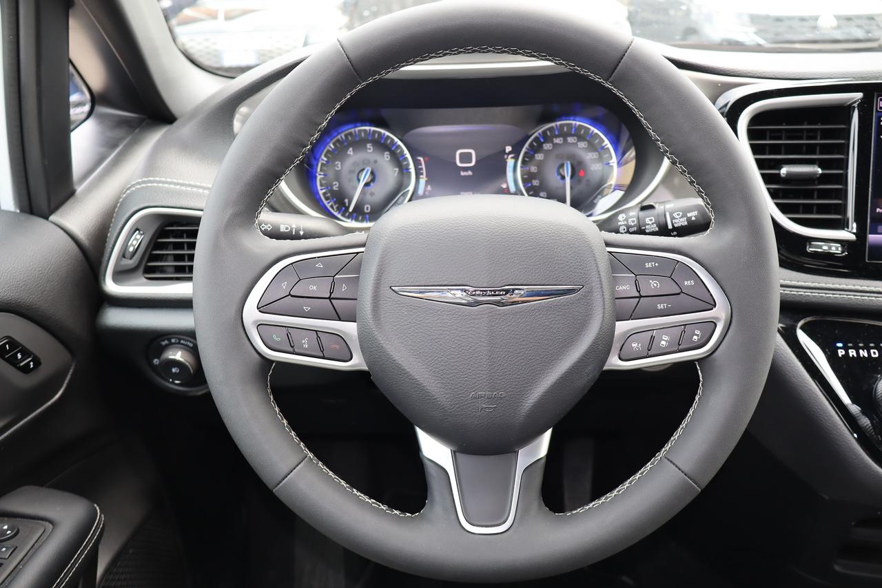 2025 Chrysler Pacifica Select FWD Photo