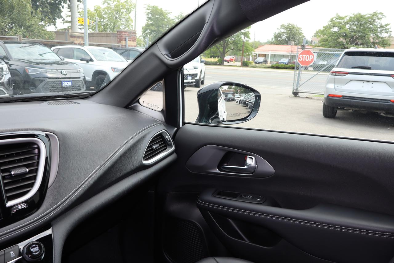 2025 Chrysler Pacifica Select FWD Photo