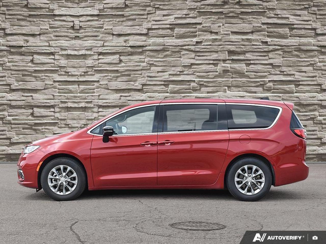 2026 Chrysler Pacifica Limited Front-Wheel Drive Passenger Van Photo
