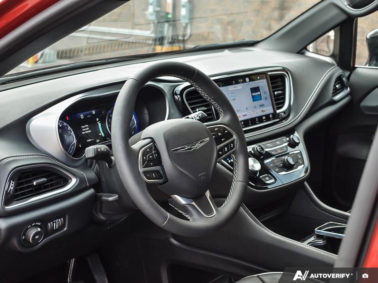2026 Chrysler Pacifica Limited Front-Wheel Drive Passenger Van Photo