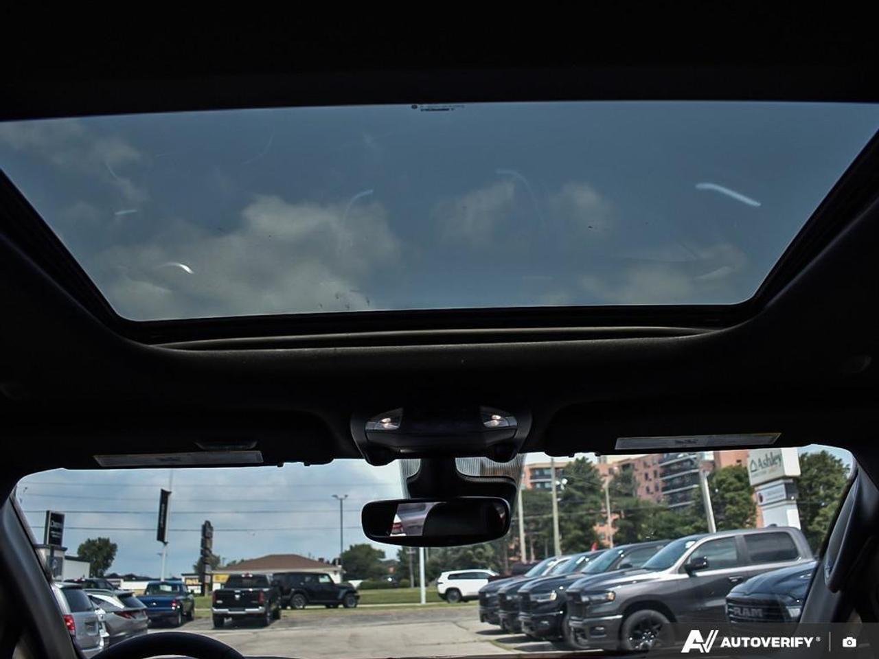 2026 Chrysler Pacifica Limited Front-Wheel Drive Passenger Van Photo