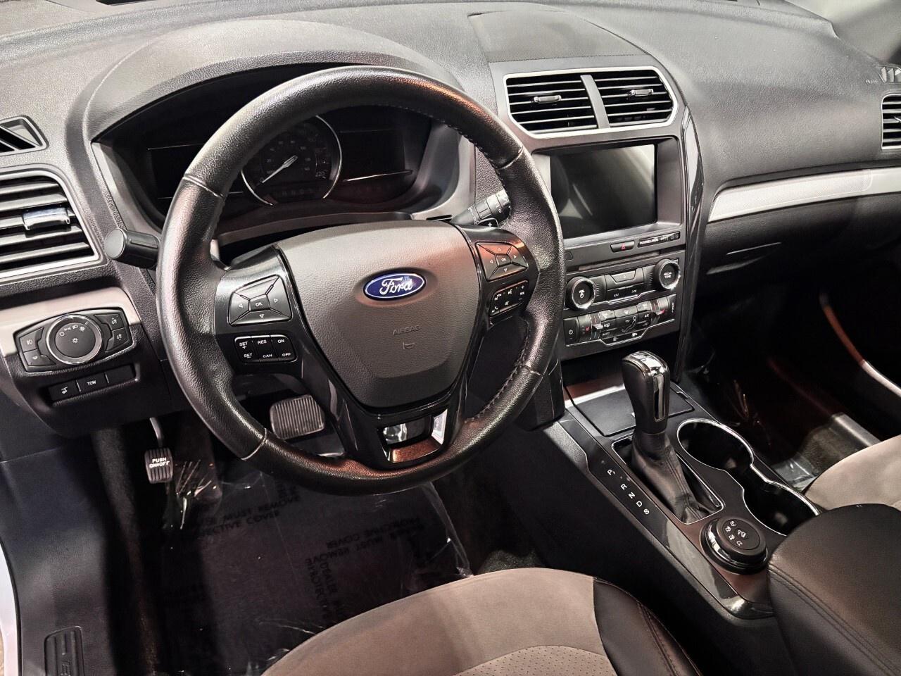 2017 Ford Explorer 4WD 4dr XLT Photo