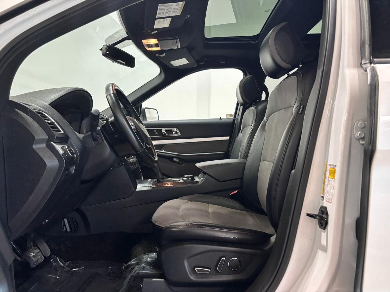 2017 Ford Explorer 4WD 4dr XLT Photo
