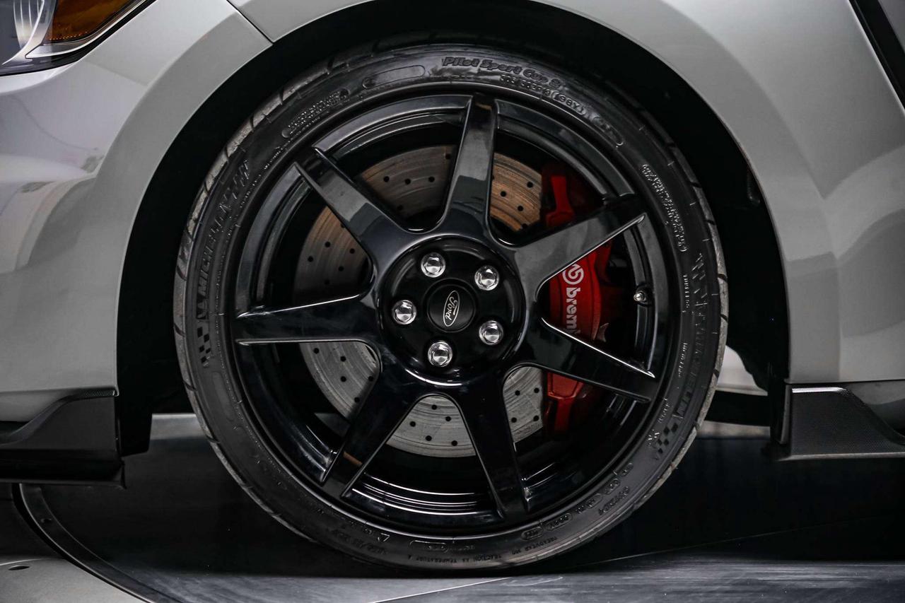 2017 Ford Mustang SHELBY GT350R 5.2L V8  CARBONRIMS LOWKM NOACCIDENT Photo