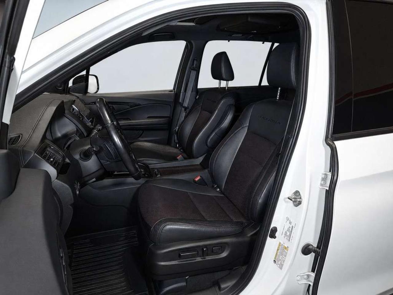 2021 Honda Pilot Black Edition AWD 7 Seater   Leather   Panoramic Sunroof   Navi  8in Touchscreen   Apple CarPlay/ Android Auto  Qi smartp Photo