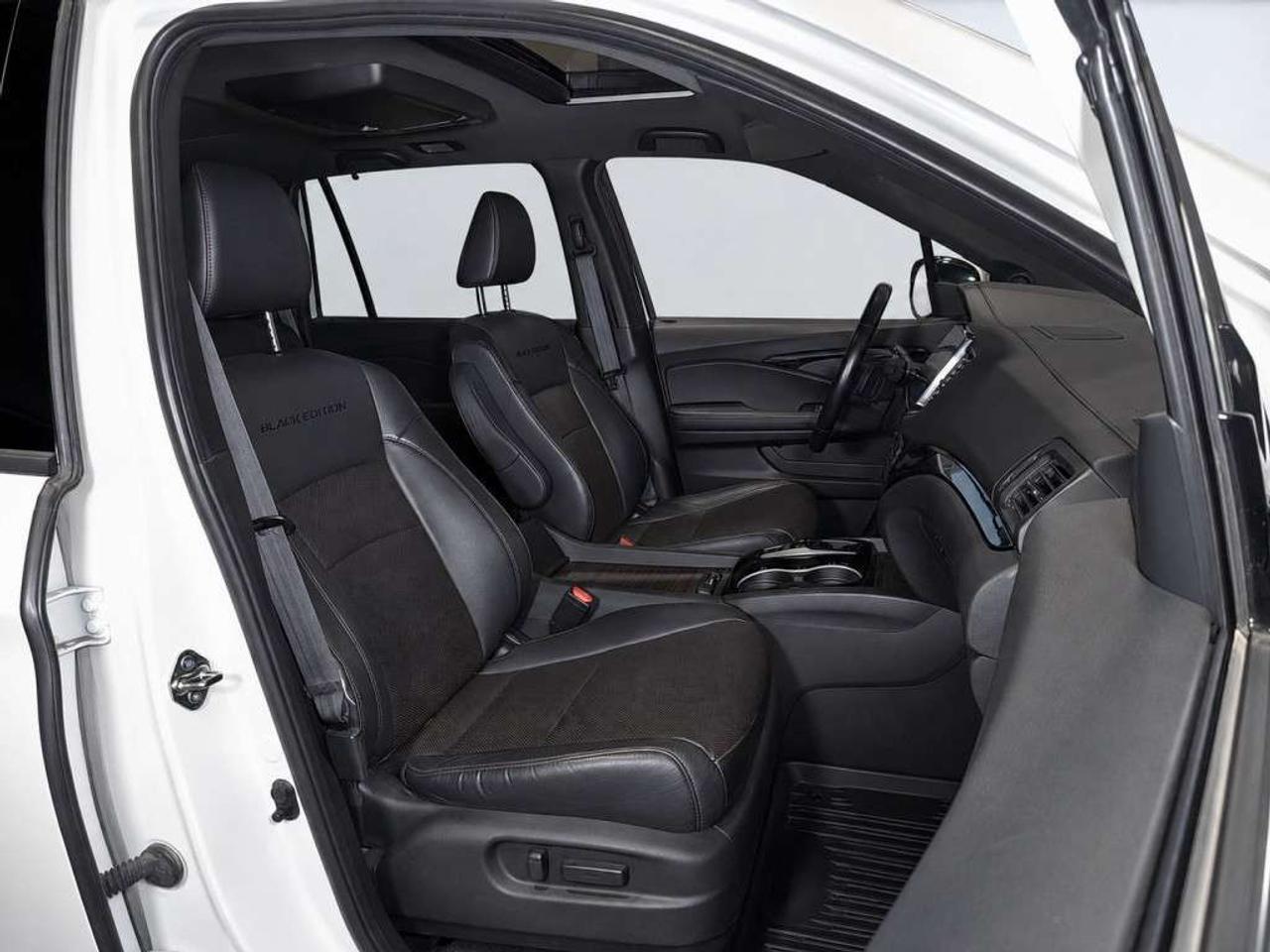 2021 Honda Pilot Black Edition AWD 7 Seater   Leather   Panoramic Sunroof   Navi  8in Touchscreen   Apple CarPlay/ Android Auto  Qi smartp Photo