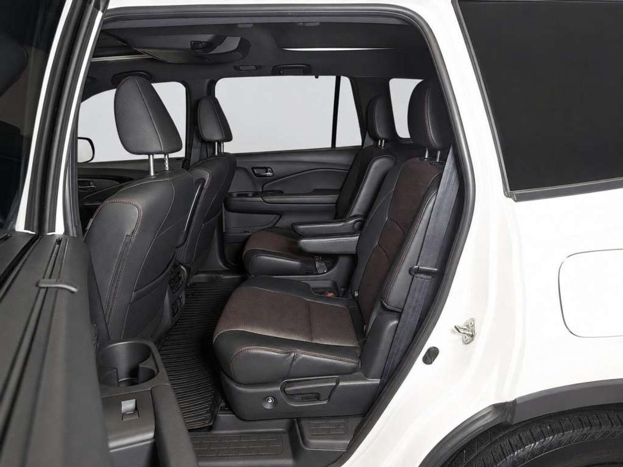 2021 Honda Pilot Black Edition AWD 7 Seater   Leather   Panoramic Sunroof   Navi  8in Touchscreen   Apple CarPlay/ Android Auto  Qi smartp Photo
