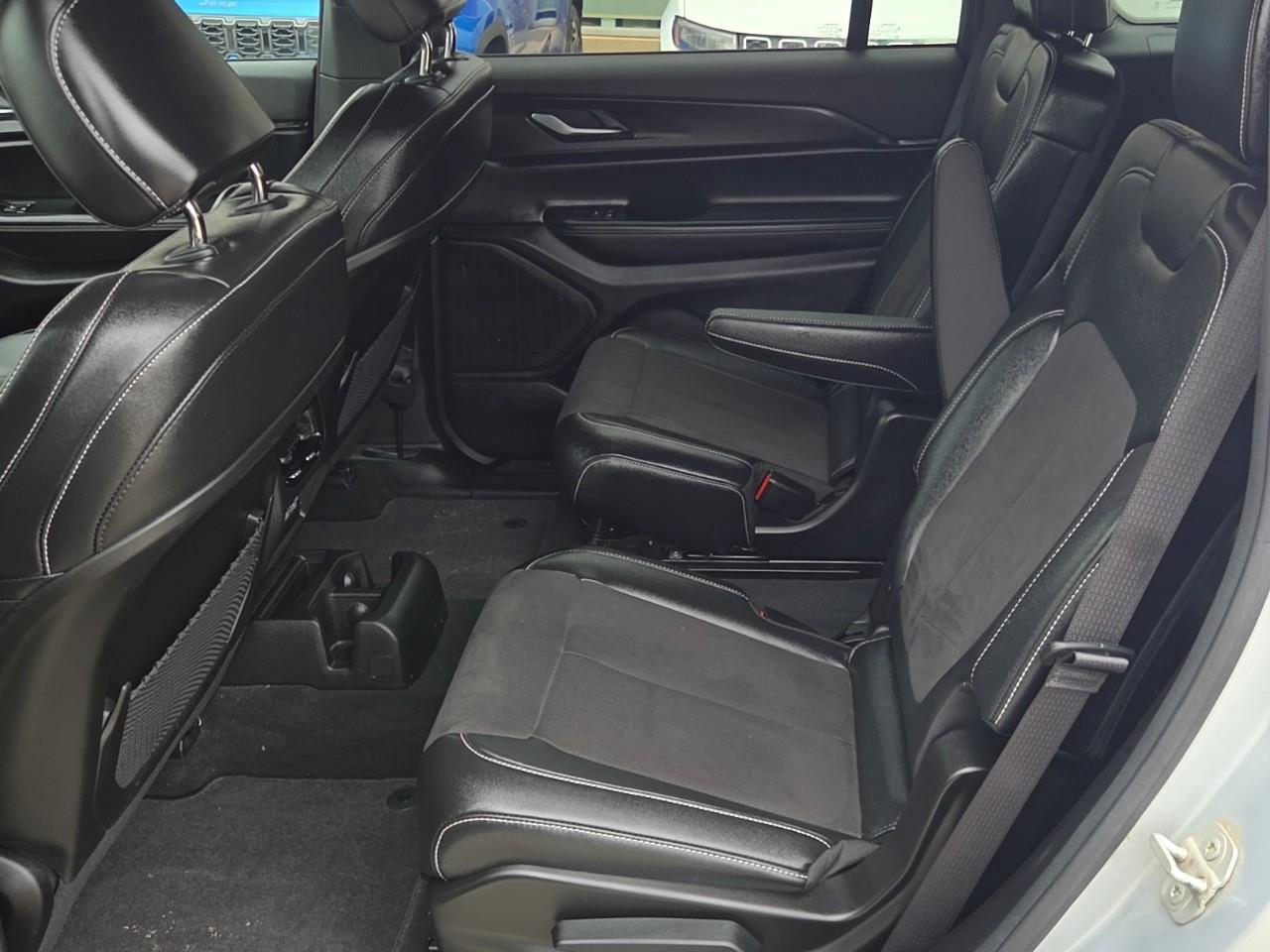 2024 Jeep Grand Cherokee L ALTITUDE 4X4 Photo