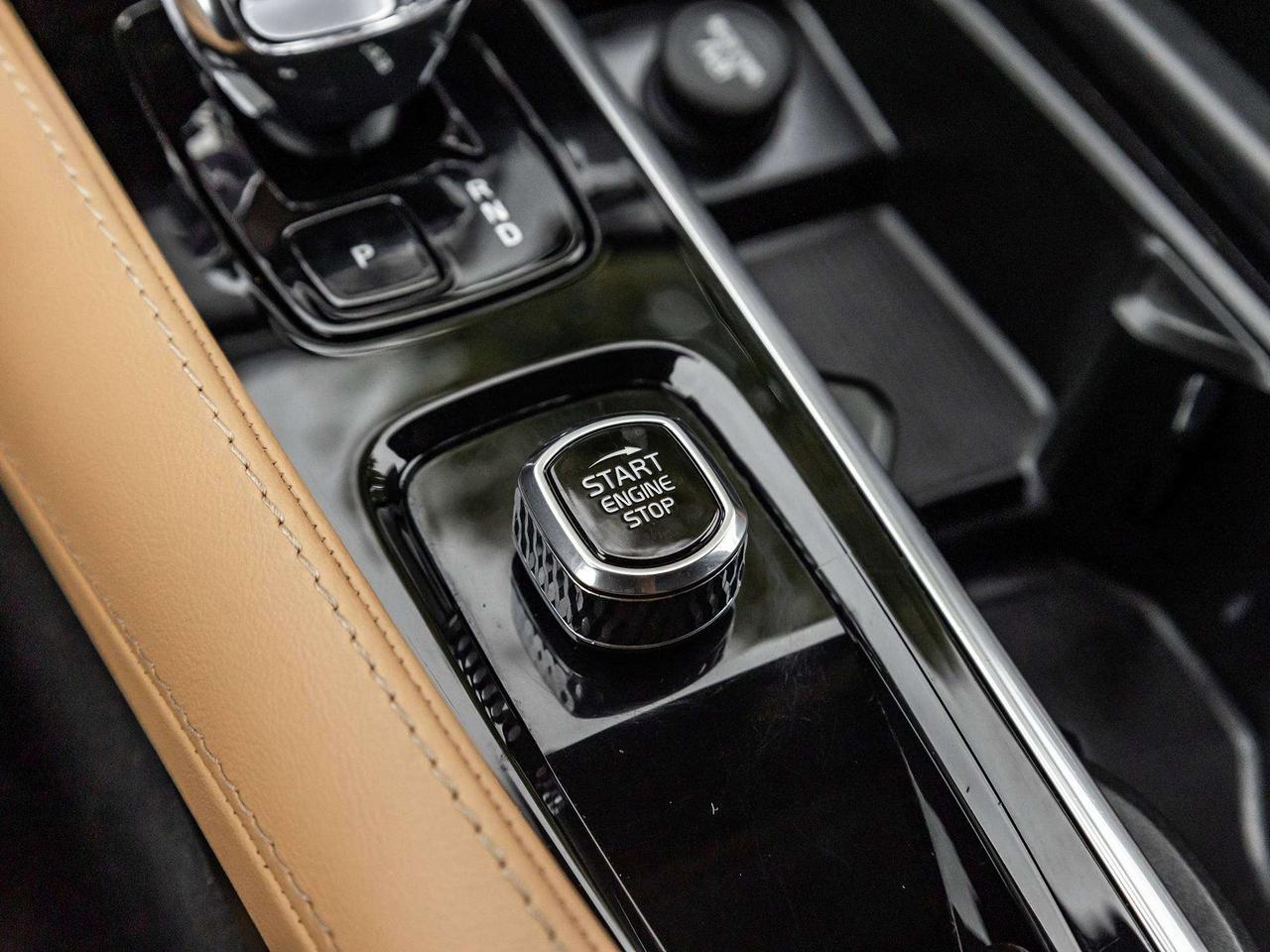 2023 Volvo XC90 Recharge Plug-In Hybrid Ultimate  ROOF  NAVI Photo