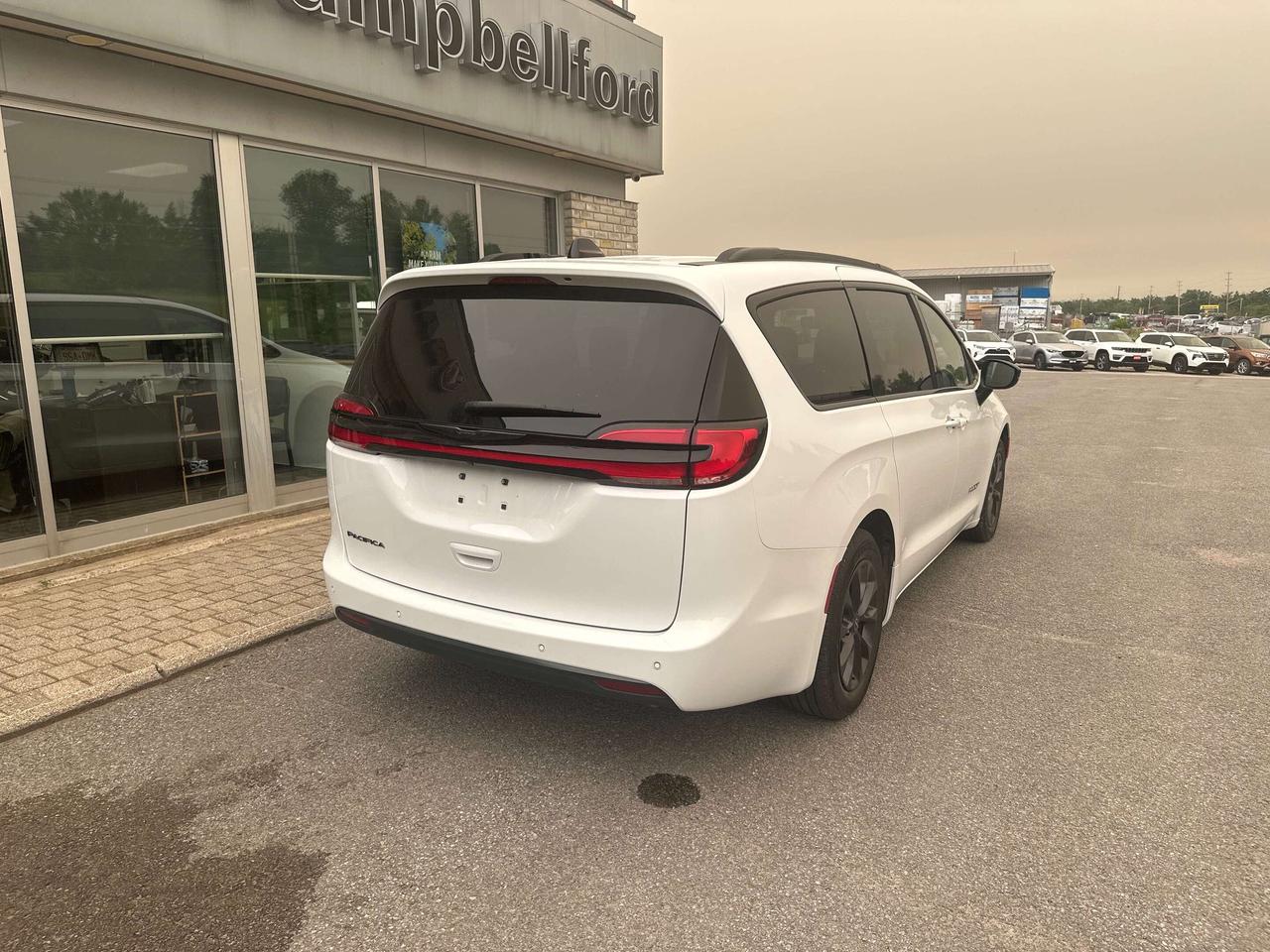 2025 Chrysler Pacifica Select Photo