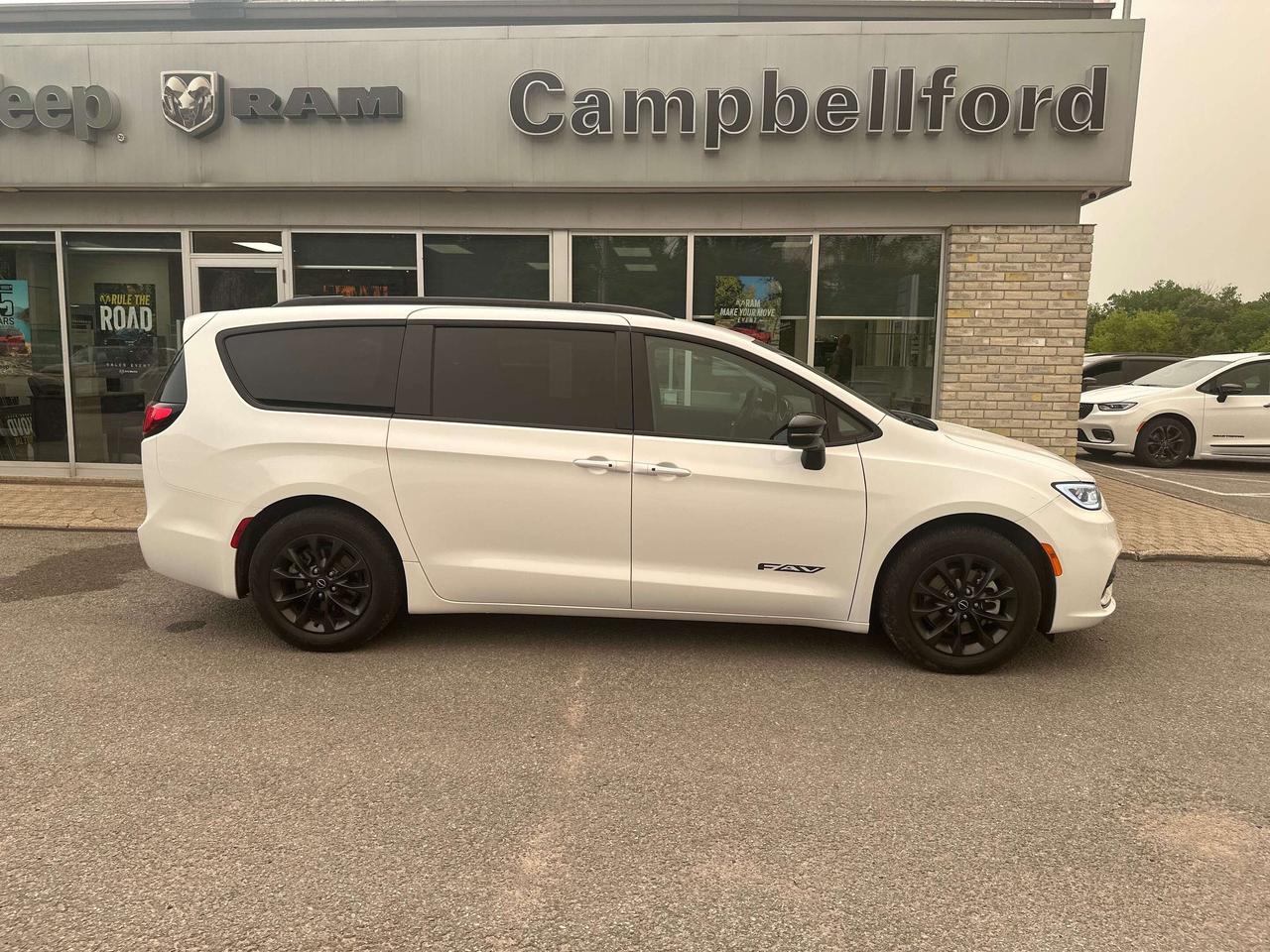 2025 Chrysler Pacifica Select Photo