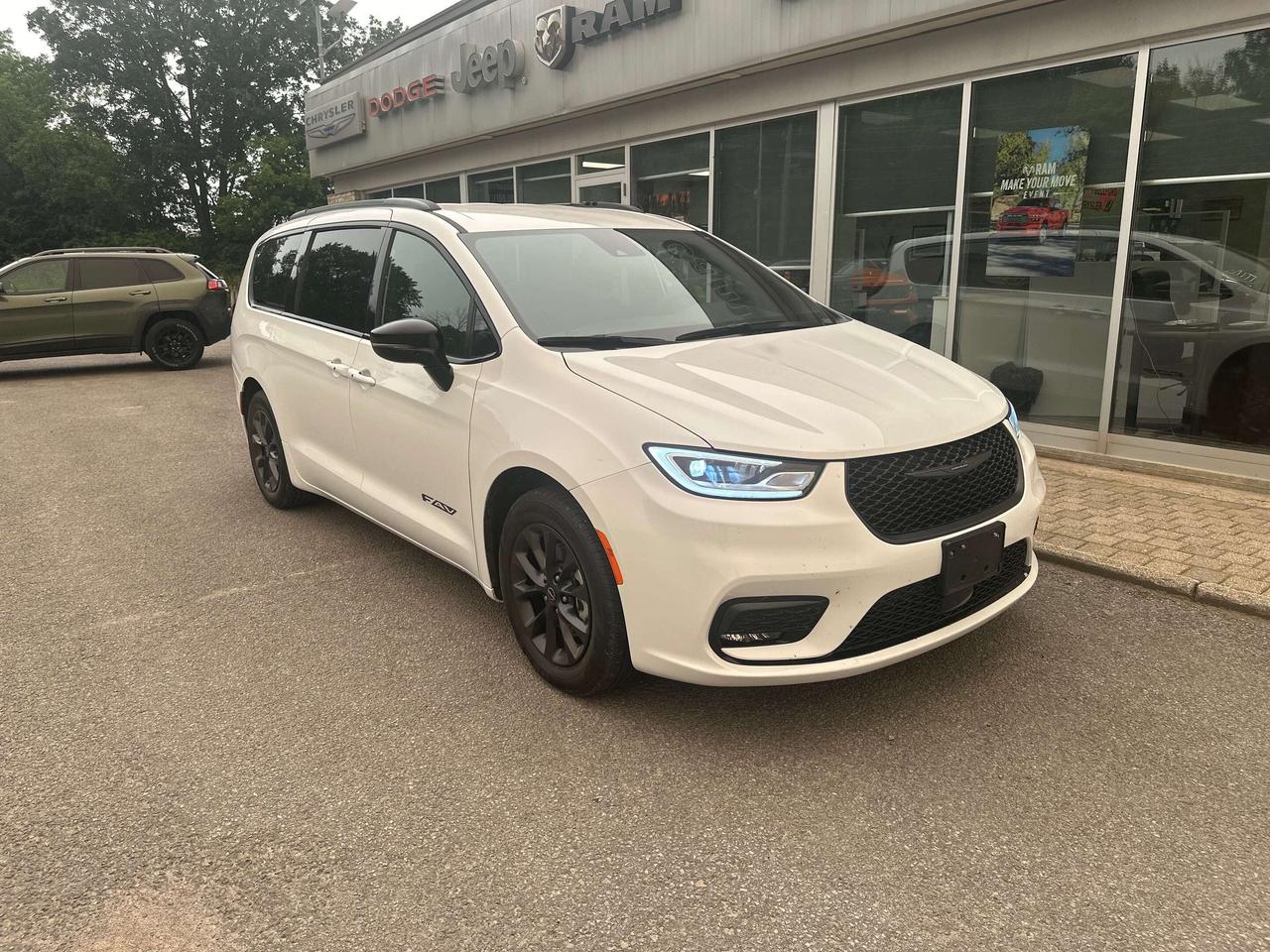 2025 Chrysler Pacifica Select Photo