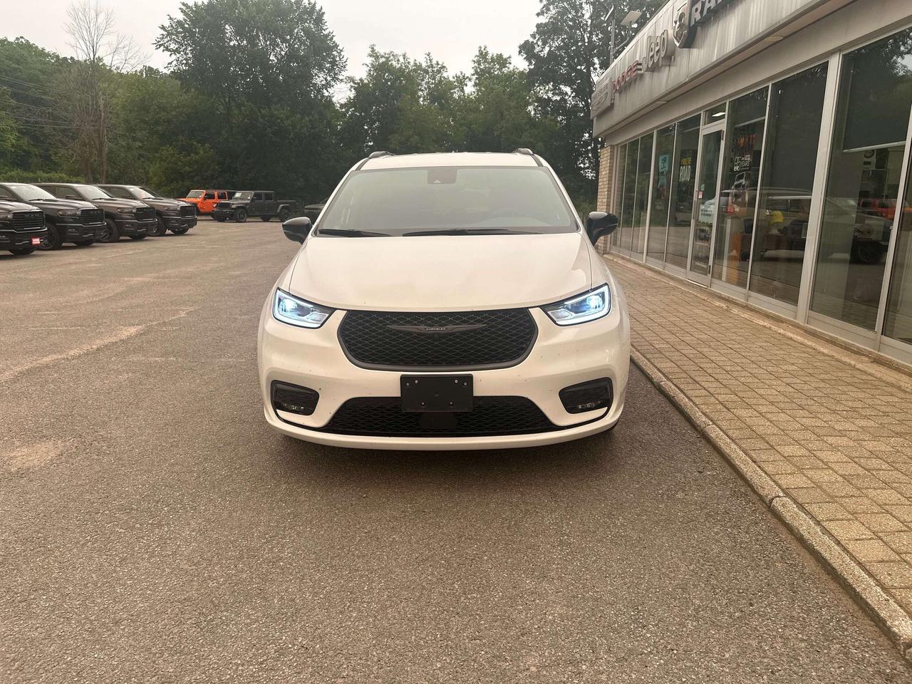 2025 Chrysler Pacifica Select Photo