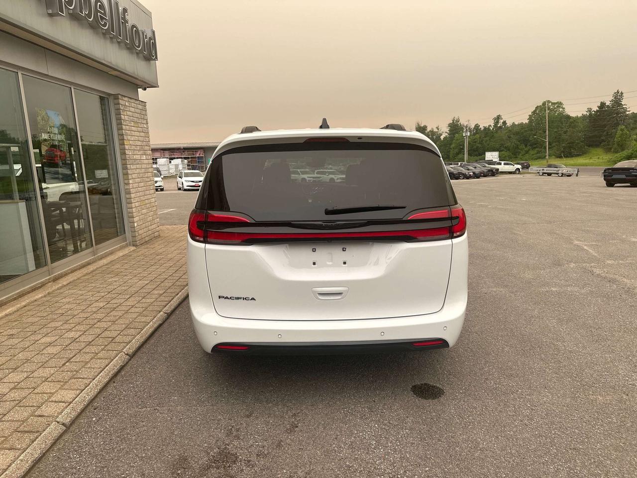 2025 Chrysler Pacifica Select Photo