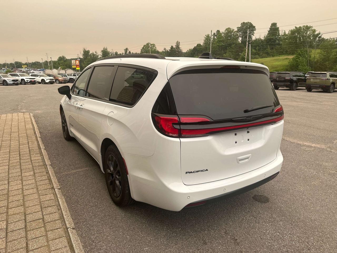 2025 Chrysler Pacifica Select Photo